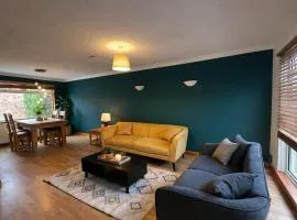 Comfortable 3 Bed Home with Garden & Parking Stylish Family Contractor