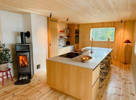 Idyllic Island House With Pool โรงแรมในGällnö