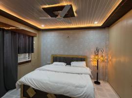 10 min from Banke Bihari Prem Mandir & ISKON, Hotel in Chhatikara