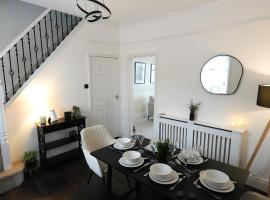 Cosy 3 Bedroom Home with Parking Ideal for Work Stays, Hotel in Burnley