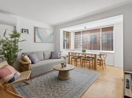 Dee Why Beachside 2BR with AC 3min Walk to Beach, hotel a Deewhy