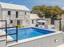 Authentic Dalmatian stone villa, hotel in Selca