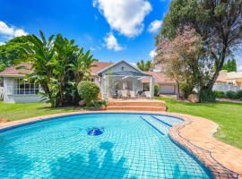 4BR Sandton Executive Home Office Pool Backup Power Sleeps 8-9 Fast WIFI, Hotel in Johannesburg
