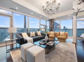 Luxury 2Br Condo Entertainment District Downtown CN Tower View Balcony Pool & Hot Tub, hotel sa Toronto