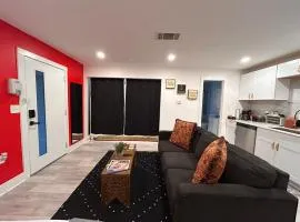 Dramatic Modern Retreat & Free Gated Parking