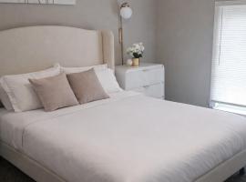 Group Getaway &bull; Sleeps 8 &bull; Open Porch &bull; Near KC, căsuță din Kansas City