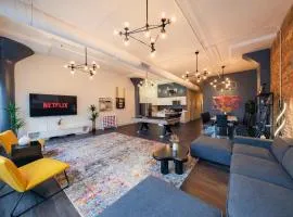 Massive 6BR Luxury Suite Sleeps 12 Guests with Jacuzzi & Pool Table Perfect Group Stay and Optional Parking Near McCormick Place & Soldier Field