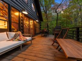 Modern Log Cabin - Hot Tub, Fire Pit, Spa-like bathroom in secluded nature haven, hotel v destinácii Blue Ridge