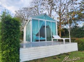 Maison Du Lac The Panoramic Glass Lodge: Wang Nam Khieo şehrinde bir otel