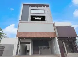 Super Townhouse DSIDC Bawana Formerly Kanhaiya Residency