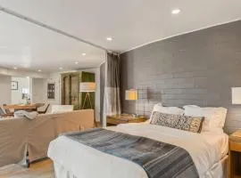 Malibu Hills Studio w Mountain Views Near beaches Cielo Nook by AvantStay