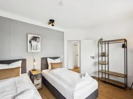 NASA Homes I Moderne Bahnhof-Suite I 3 Zimmer I Balkon und Aufzug I neu renoviert I Smart TV I Hotelbetten