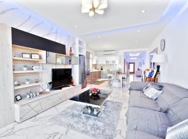 XC4 - PENTHOUSE, 3 bedroom, Modern, Designer - Attard, hotel em Attard