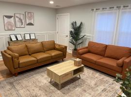 Spacious & Elegant 2 bedroom apartment in the heart of Uniondale, hotel i Uniondale