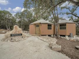 Luxurious Yurt-Cabin Glamping Retreat with Private Hot Tub Near Canyon Lake, Texas, khách sạn ở Canyon Lake
