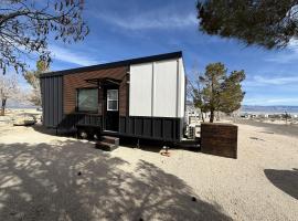 Stylish Modern Tiny House on Wheels with Stunning Mountain Views Near Lone Pine, California, hotel en Lone Pine