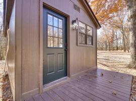 Serene Woodland Studio Retreat with Outdoor Amenities, Near Fishing, Hiking & Gentry, AR, hotel a Gentry