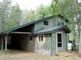 Charming Waterfront Cottage with Scenic Views, canoe Access, Near Bar Harbor, Mount Desert Island, Maine, hotel din Somesville