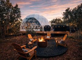 Bucket List Geodome Stay with Big Sky Views, Wildlife Spotting and Cozy Fireplace Lounge in Bertram, Texas – hotel w mieście Bertram