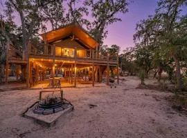 Secluded Treehouse Tent Retreat on the Marsh with Outdoor Dining, Grilling Gear, Games, Views in Townsend, Georgia