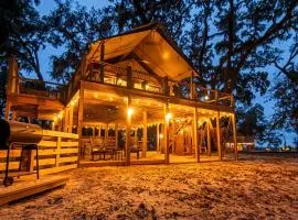 Secluded Treehouse Tent Retreat with Wildlife Viewing Porch, BBQ Setup, and Cozy Comforts in Townsend, Georgia