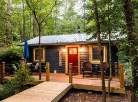 Romantic Creekside Cabin Retreat with Hot Tub, Fire Pit and Peaceful Forest Views in Sautee Nacoochee, Georgia