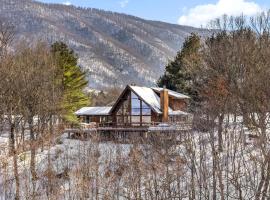 Modern Mountain Cabin with Hot Tub and Game Room Near Moorefield, West Virginia, hotel i Moorefield
