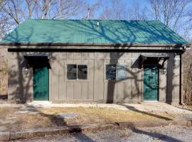 Peaceful Woodland Cabin with Screened Porch & Arcade Near Siloam Springs City Lake, Gentry, AR, hotel a Gentry