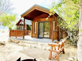 Cozy Mountain-Style Cabin with Scenic Sierra Nevada Views Near Lone Pine, California, hotel en Lone Pine