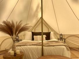 Enchanted Woodland Glamping Tent with Fire Pit & Clubhouse Kitchen Access Near Gentry, Arkansas, hotel a Gentry