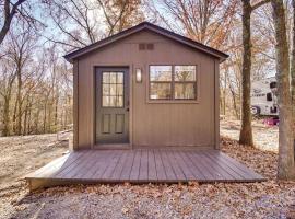 Cozy Studio Retreat with Scenic 5-Acre Views, Near Crystal Lake & Cherokee Casino in Gentry, Arkansas, hotel a Gentry