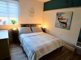 The Dreamcatcher apartment - Free parking - 5 minute walk to Fleet train station, ξενοδοχείο σε Fleet