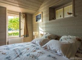 Chambre d'Hôtes La Maisonnette, hotel v mestu Étusson