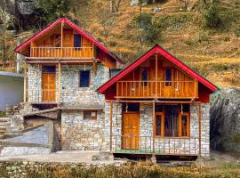 Private Duplex Cottage by Kahani، فندق في Jibhi