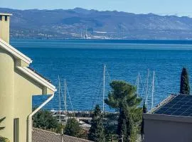 Apartment with pool and garage 100m from the sea in Villa Calista