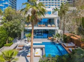 FIVE Palm Beachfront Villa -Private Pool & Jacuzzi, Panoramic Views, by Exclusive Holiday Homes