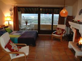 Loft con chimenea y terraza con vistas, apartment in Montsonis