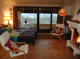 Loft con chimenea y terraza con vistas โรงแรมในMontsonis