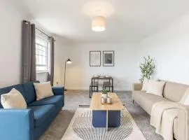 Fabulous 1 Bed Harbour-side Apartment with Balcony