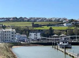 Fabulous 1 Bed Harbour-side Apartment with Balcony