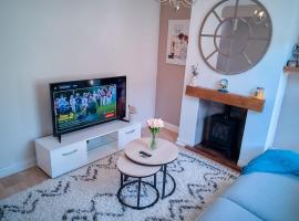 Unique 2BR in Gillingham Cinema Room Wi-Fi Parking, hotel din Gillingham