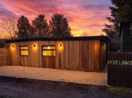 Cosy Canal-side lodge with log burner, ξενοδοχείο σε Bromsgrove