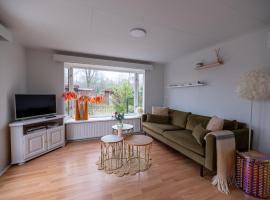 Viesnīca Gezellig chalet met 2 slaapkamers en zicht op het water pilsētā Erm