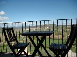 Casa con vistas al valle, hotel with parking in Montsonis