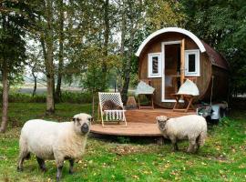 Schlaffass für 2 Personen naturnah übernachten auf der Schafweide, hotel i Barßel