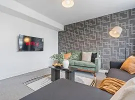#128 Large Coleshill House - Sleeps 9 Close to NEC and Birmingham Airport - Free Parking