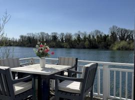 Peaceful Lakefront Escape w Deck Views, hotel en South Cerney
