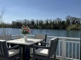 Peaceful Lakefront Escape w Deck Views