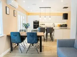 High-Spec Home, Office, SkyTV - for Families, Relocators & Contractors