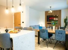 High-Spec Home, Office, SkyTV - for Families, Relocators & Contractors